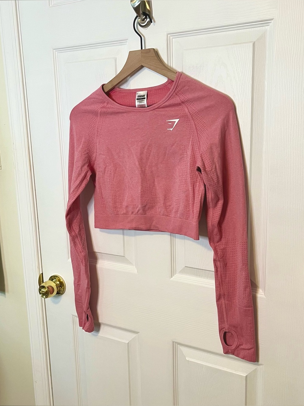 ✧･ﾟgymshark pink long sleeve crop top